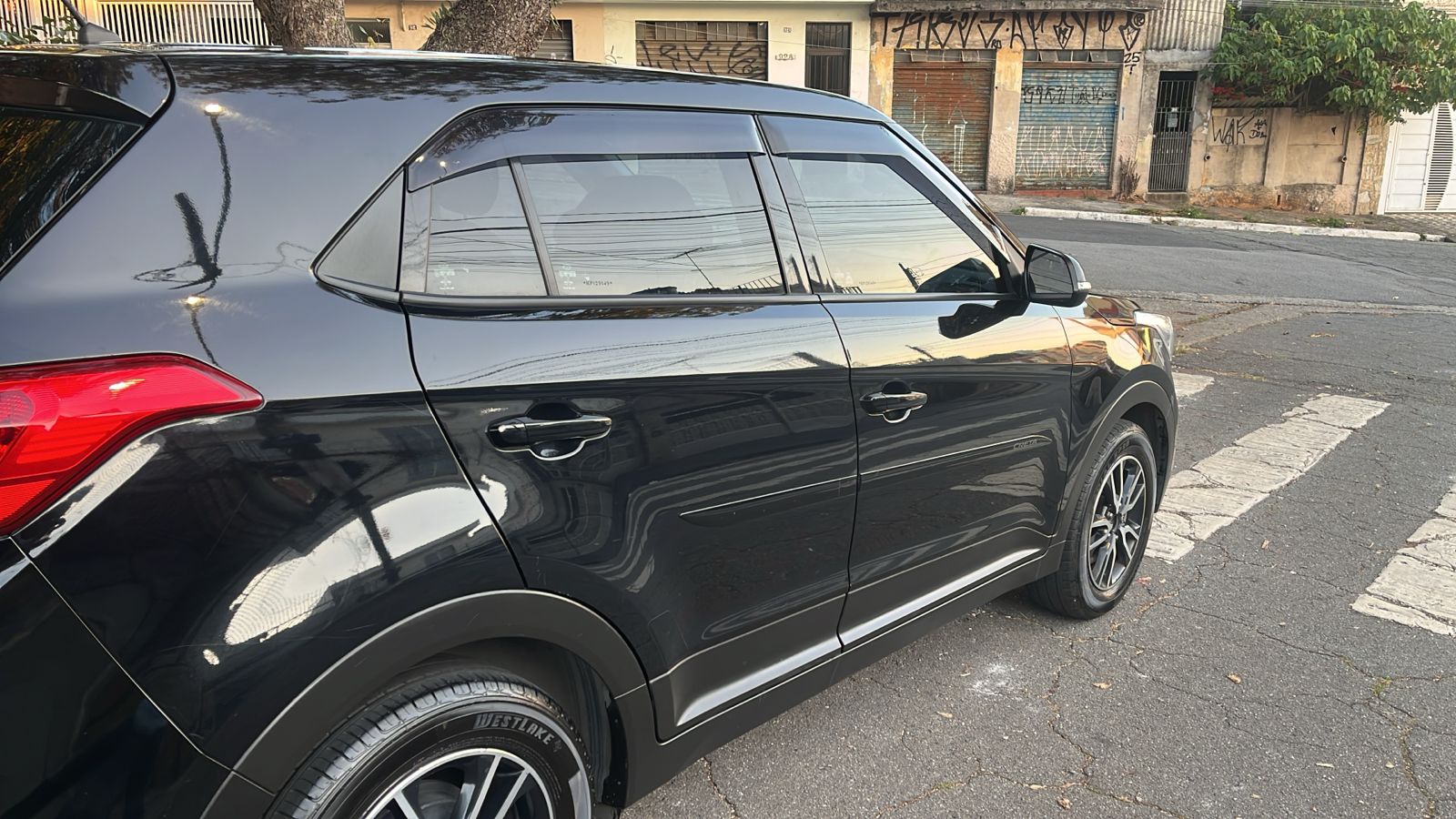 SUV preta — brilho de concessionária